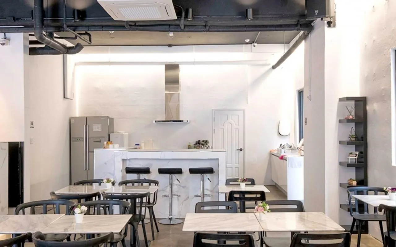 אכסניה בוסאן Canvas Black Guesthouse