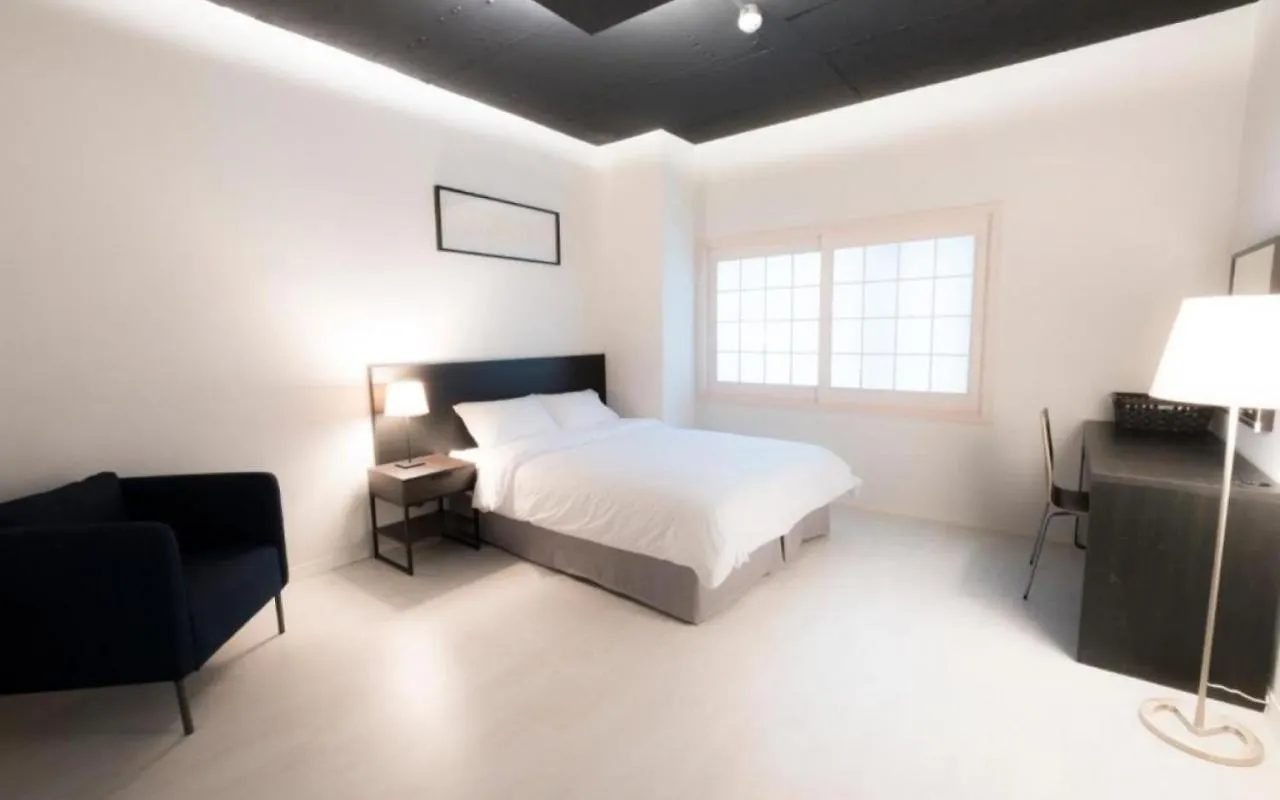 אכסניה בוסאן Canvas Black Guesthouse
